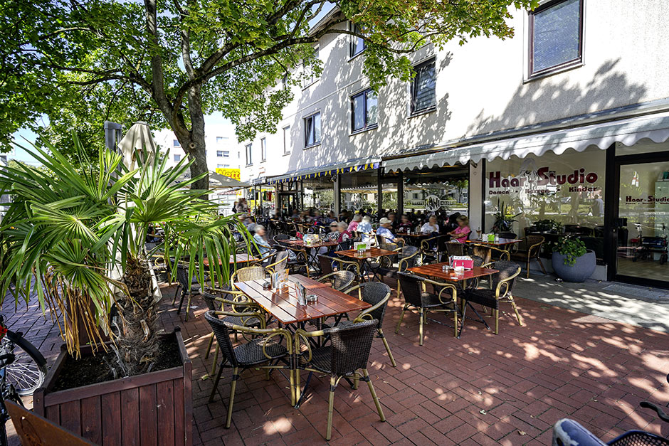 Begrünte Terrasse des Eiscafés und Pizzeria Roni in Braunschweig